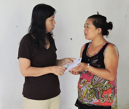 Trao tiền từ thiện