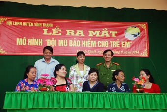 CÁN BỘ, HỘI VIÊN PHỤ NỮ CAM KẾT ĐỘI MŨ BẢO HIỂM CHO TRẺ EM 
KHI THAM GIA GIAO THÔNG