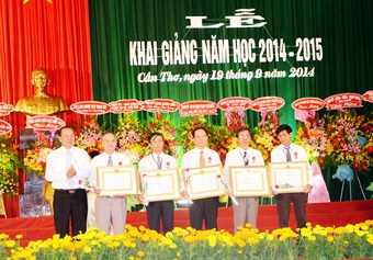 Trường Đại học Cần Thơ khai giảng năm học mới