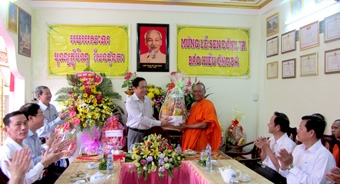 LÃNH ĐẠO THÀNH PHỐ THĂM, TẶNG QUÀ, CHÚC MỪNG
ĐỒNG BÀO DÂN TỘC KHMER NHÂN DỊP LỄ ĐÔN-TA