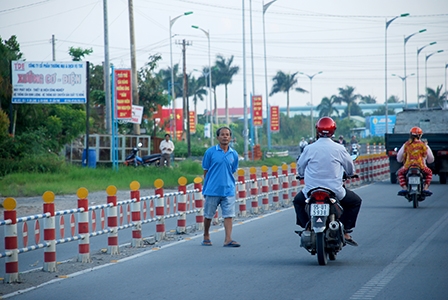 Leo qua dải phân cách - hiểm họa khó lường