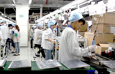 Học sinh bị ép làm việc 
cho các nhà máy công nghệ