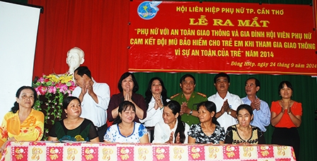 Cam kết đội mũ bảo hiểm cho trẻ khi tham gia giao thông