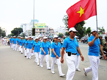Hội thi "Đi bộ đồng hàng" người cao tuổi quận Ninh Kiều