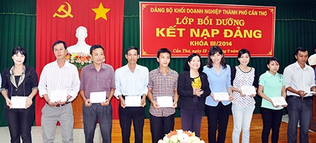 395 quần chúng ưu tú trong các doanh nghiệp 
được bồi dưỡng kết nạp Đảng