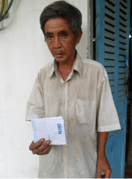 Trao tiền từ thiện