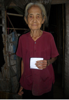 Trao tiền từ thiện