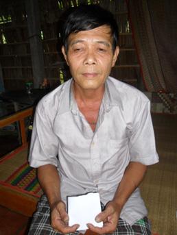 Trao tiền từ thiện