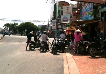 Không nên dựng xe dưới lòng đường và để trẻ nhỏ trên xe