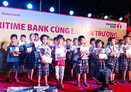 Trao 65 suất học bổng cho học sinh nghèo vượt khó