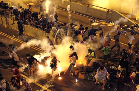 Người biểu tình phong tỏa 
trung tâm tài chính Hồng Công