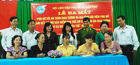 Vận động 100% chi hội phụ nữ cam kết đội mũ bảo hiểm cho trẻ em