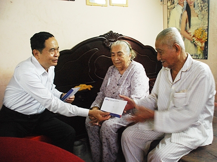 Lãnh đạo TP Cần Thơ thăm hỏi, tặng quà
và mừng thọ Mẹ Việt Nam Anh hùng, người cao tuổi