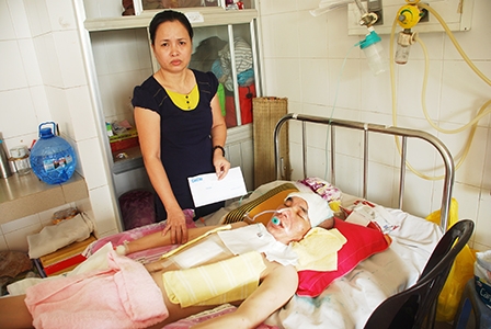 Trao tiền từ thiện