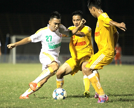 Đương kim vô địch khởi đầu thuận lợi, á quân lao đao