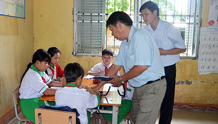 Kiểm tra công tác y tế trường học ở huyện Vĩnh Thạnh và quận Thốt Nốt