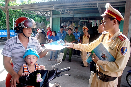 Xử lý nghiêm phương tiện chở quá tải, chở vật liệu xây dựng không che chắn, gây ô nhiễm môi trường