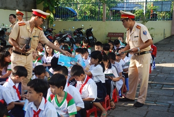 NỖ LỰC ĐẢM BẢO TRẬT TỰ AN TOÀN GIAO THÔNG MÙA MƯA BÃO