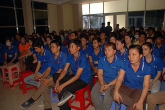 ĐẨY MẠNH TUYÊN TRUYỀN, VẬN ĐỘNG CÁN BỘ, CÔNG NHÂN VIÊN CHỨC 
LAO ĐỘNG ĐẢM BẢO TRẬT TỰ AN TOÀN GIAO THÔNG