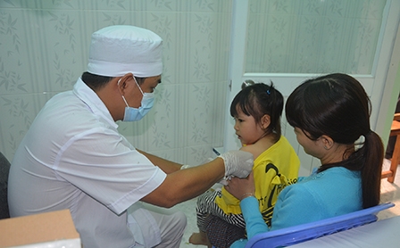 Phó Chủ tịch nước Nguyễn Thị Doan phát động
Chiến dịch tiêm vắc-xin sởi - rubella trên toàn quốc