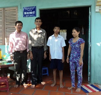 HẾT LÒNG VÌ DÂN