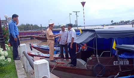 Thực hiện nghiêm các quy định  đảm bảo trật tự an toàn giao thông đường thủy nội địa