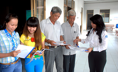 Trang bị kiến thức an toàn giao thông cho các thành viên Mặt trận khu dân cư