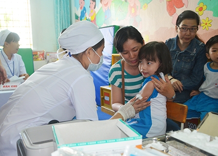 Phát động chiến dịch tiêm vắc-xin sởi- Rubella khu vực phía Nam