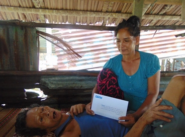 Trao tiền từ thiện