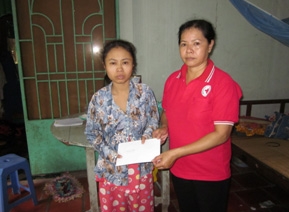 Trao tiền từ thiện