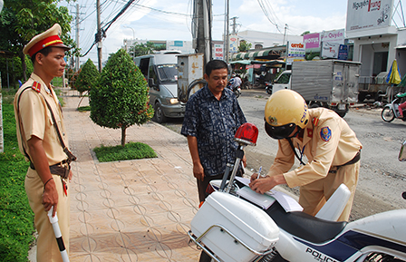 Khắc phục, sửa chữa toàn bộ dốc cầu
trên địa bàn thành phố trong năm 2015