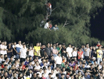 Thắp lửa tình yêu bóng đá