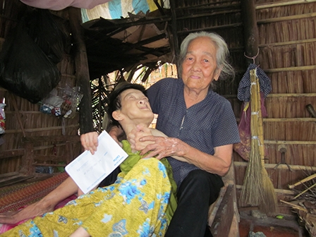 Trao tiền từ thiện