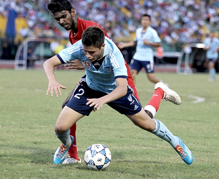 U21 Singapore "buông súng"