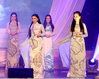 “Ước vọng hòa bình” qua áo dài Việt