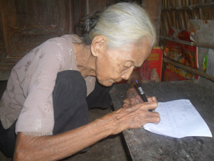 Trao tiền từ thiện