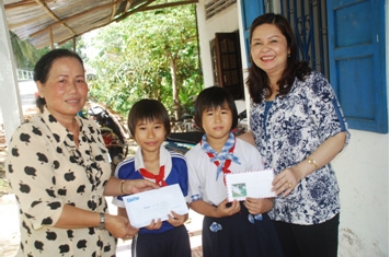 Trao tiền từ thiện