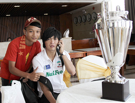 Thức trắng đêm
chờ chụp hình với U19 HAGL