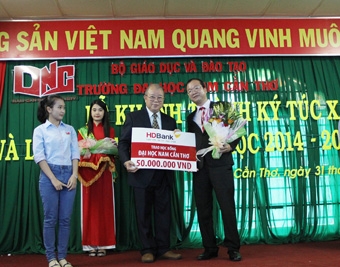 HDBANK trao 50 suất học bổng cho sinh viên Đại học 
Nam Cần Thơ