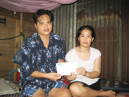 Trao tiền từ thiện