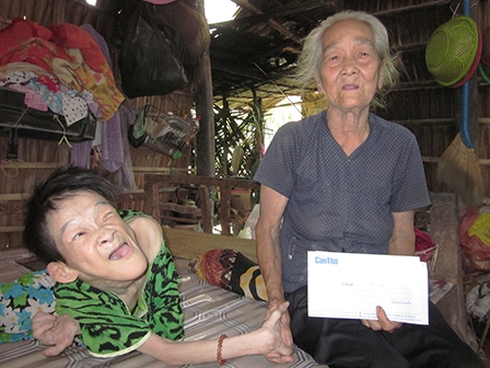 Trao tiền từ thiện