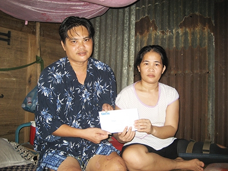 Trao tiền từ thiện