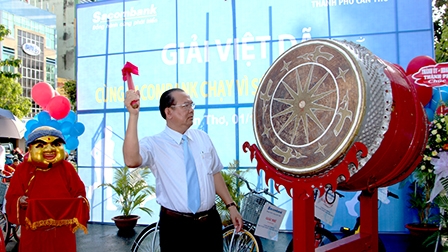 Tổ chức giải việt dã “Cùng Sacombank chạy vì sức khỏe cộng đồng”