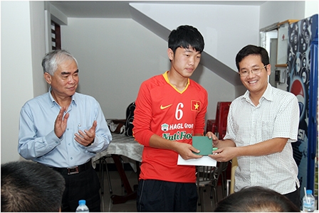 Đừng “thấy vui thì vỗ tay vào”!