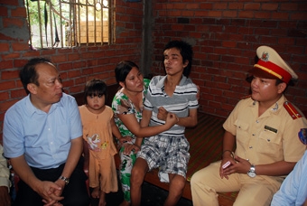 THĂM HỎI GIA ĐÌNH NẠN NHÂN BỊ TAI NẠN GIAO THÔNG CÓ HOÀN CẢNH ĐẶC BIỆT KHÓ KHĂN