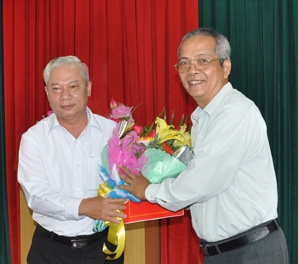 Trao quyết định nghỉ hưu
cho đồng chí Thạch Phách,
Phó tổng Biên tập Báo Cần Thơ