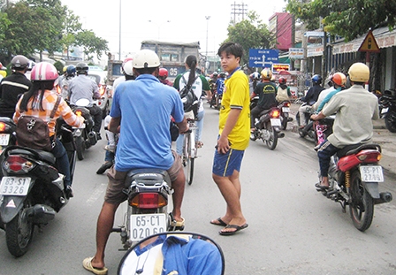 Không nên qua đường chỗ không có vạch kẻ