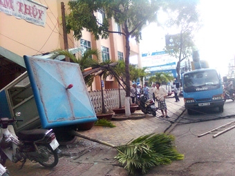 Nguy hiểm xe chở hàng vượt quá chiều cao cho phép