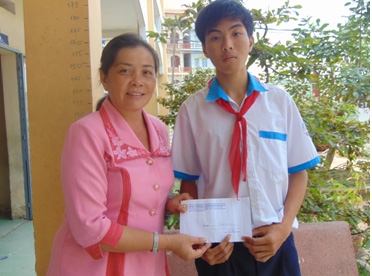 Trao tiền từ thiện