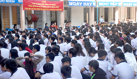 Triển khai thông điệp tưởng niệm nạn nhân tử vong vì tai nạn giao thông năm 2014 trong trường học